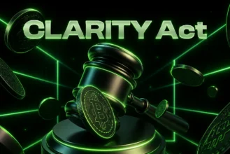 چکش قضاوت و چندین سکه بیت‌کوین در محیطی با نور نئون سبز، همراه با متن «CLARITY Act» که به قانون جدید کریپتو و تأثیر آن بر بازار اشاره دارد.