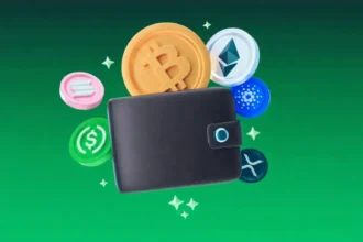 کیف پول چرمی مشکی در میان سکه‌های بیت‌کوین و اتریوم برای مفهوم انواع کیف پول ارز دیجیتال