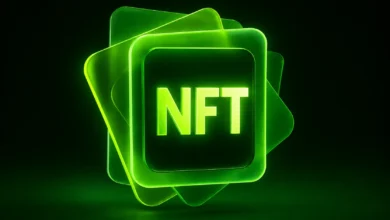 نماد سه بعدی و درخشان سبز رنگ NFT روی صفحات شیشه‌ای شفاف برای بررسی کاربرد NFT و مالکیت دیجیتال