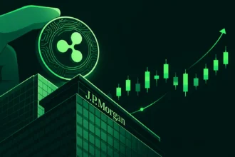 سکه ریپل با لوگوی XRP در حال قرارگیری روی ساختمان جی‌پی مورگان همراه با نمودار صعودی سبز رنگ.